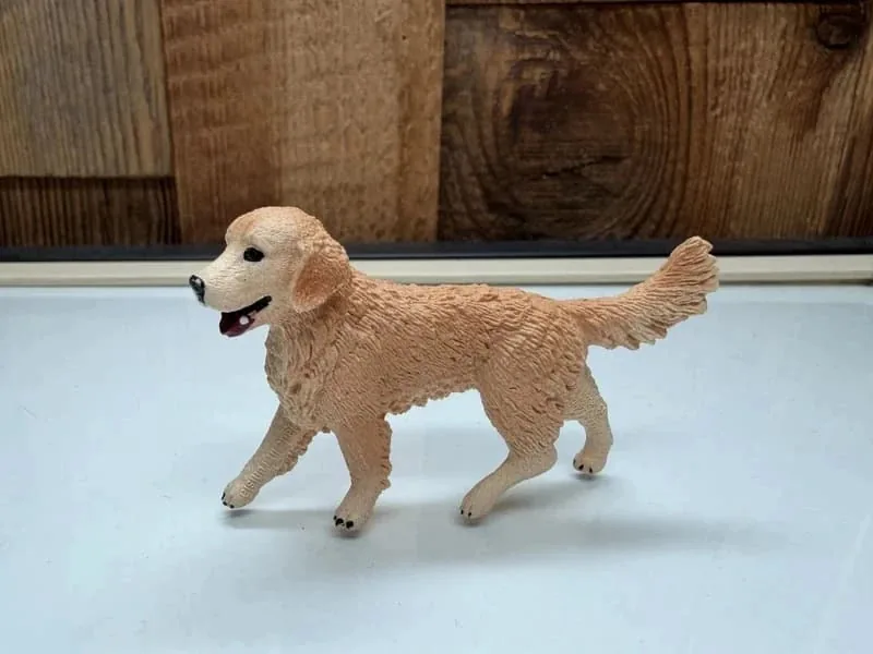 Schleich Farm World Golden Retriever (16395)