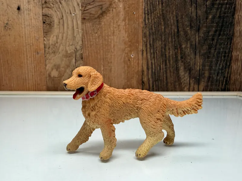 Schleich Farm World Golden Retriever (16395)