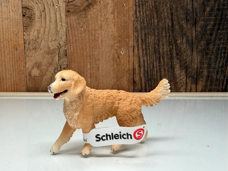 Schleich Farm World Golden Retriever (16395)