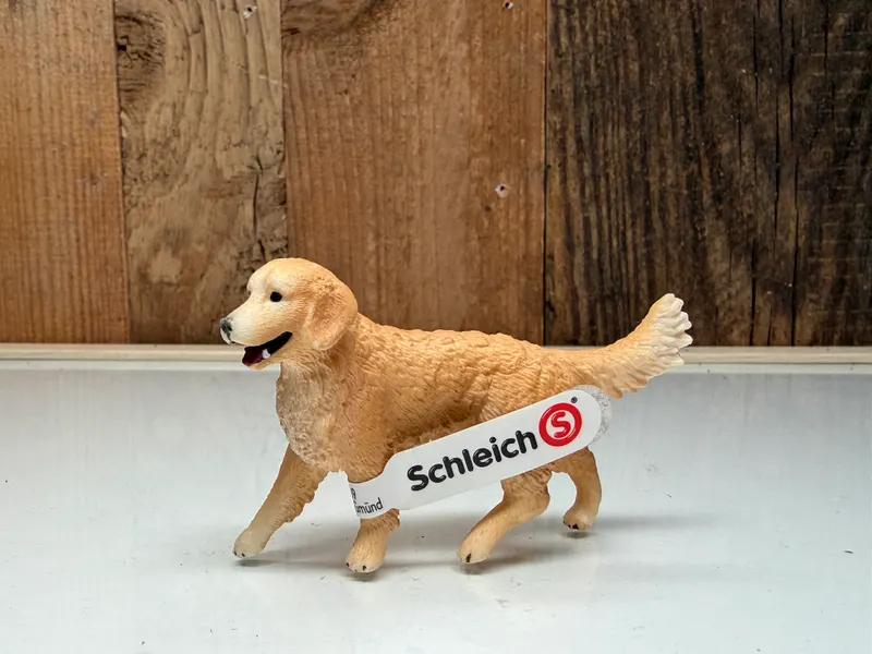 Schleich Farm World Golden Retriever (16395)