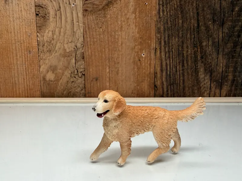 Schleich Farm World Golden Retriever (16395)